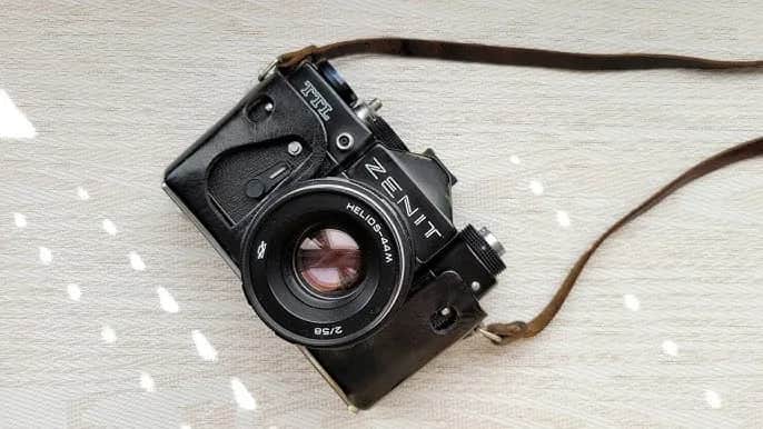 Jak założyć kliszę do aparatu analogowego? Poradnik krok po kroku