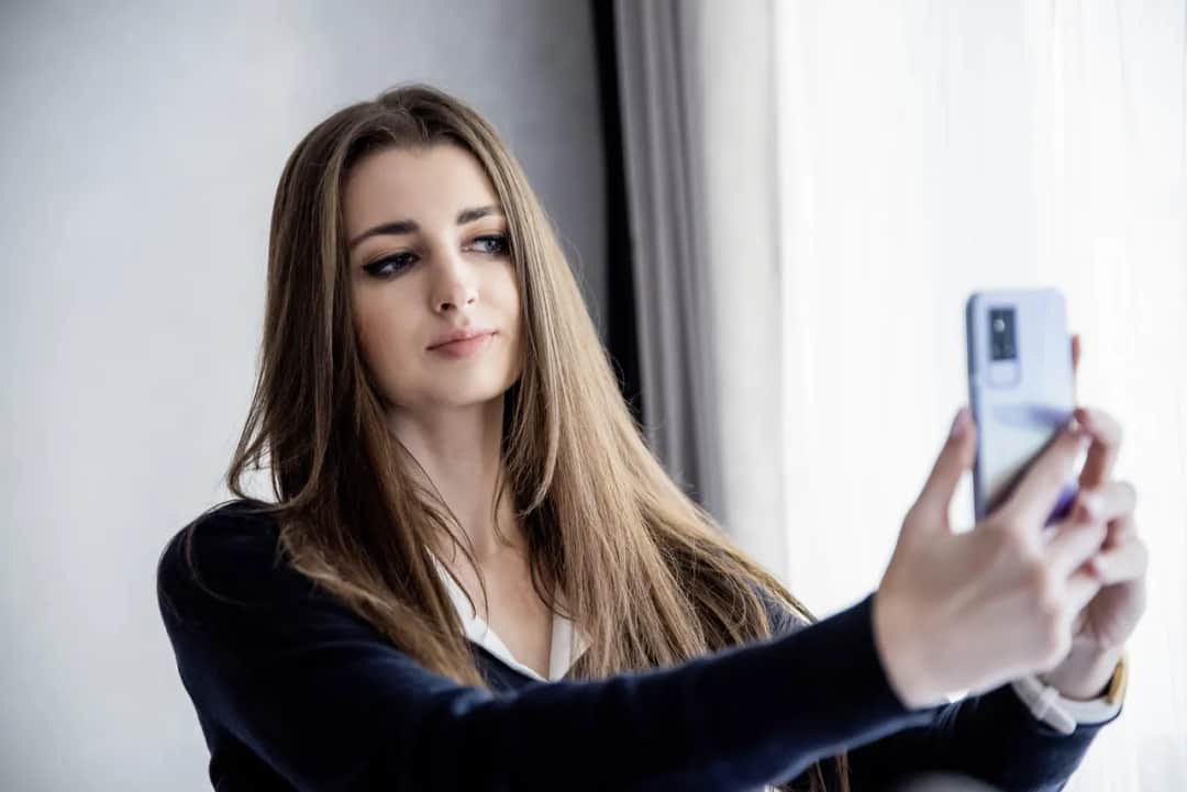 Jak zrobić profesjonalne zdjęcie profilowe smartfonem? Poradnik